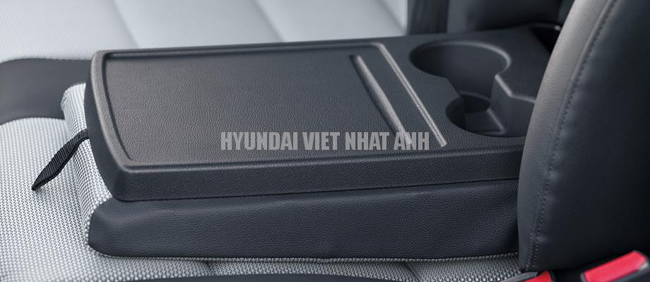 Ngăn chứa vật dụng : Dưới ghế bên phụ