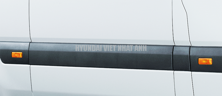 Đèn hông Được trang bị dọc 2 bên tăng tính thẫm mỹ và an toàn.