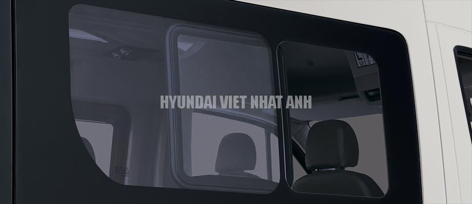 Xe khách 16 chổ Solati - Kính khoang hành khách Loại kính liền, trang bị cửa sổ mở dạng trượt.