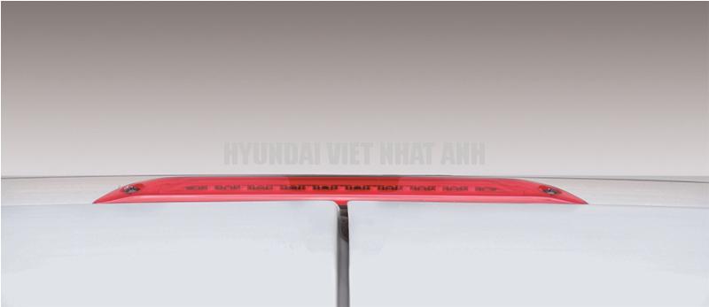 Đèn phanh Loại LED được bố trí trên cao.