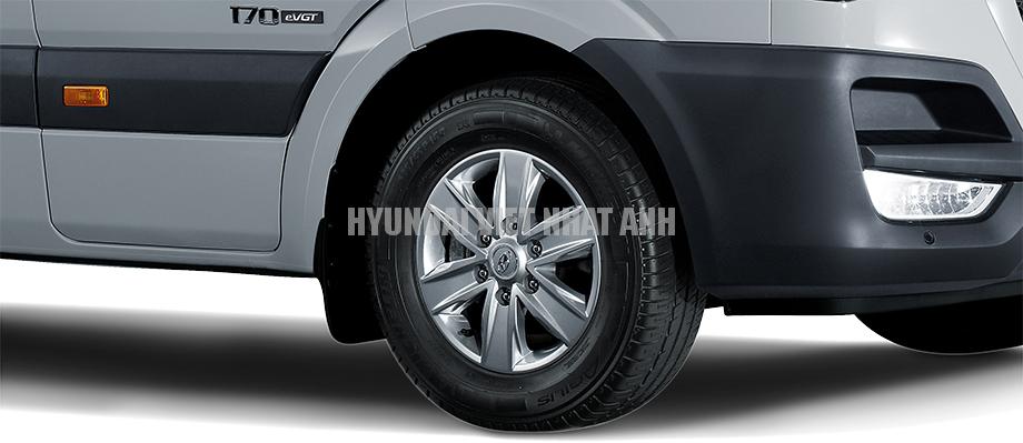 Xe khách 16 chổ Hyundai Solati Lốp Michelin Được nhập khẩu từ Châu Âu, 235/65R16 mâm thép hợp kim (tiêu chuẩn).