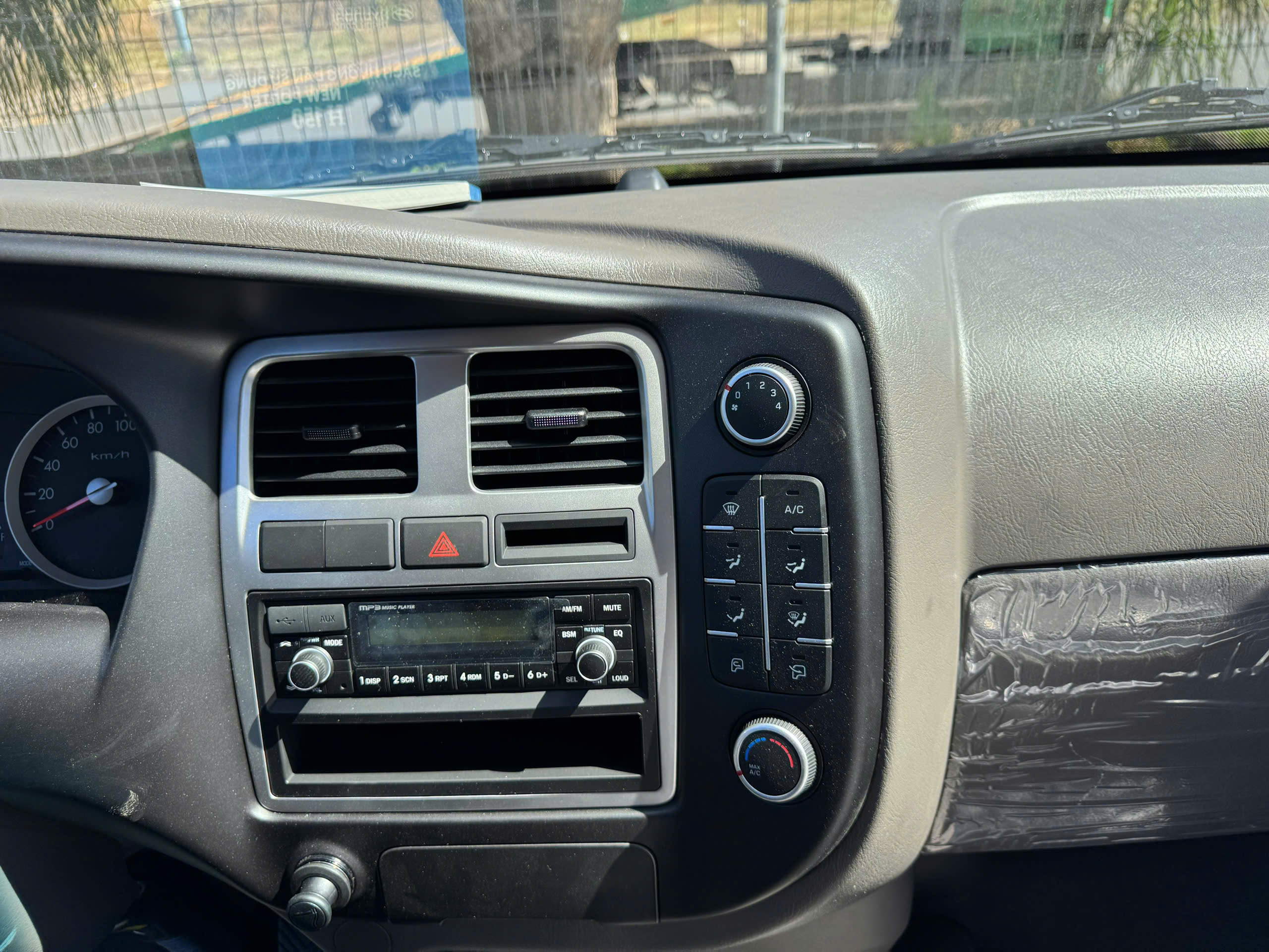 Thiết kế bên trong xe Hyundai New Porter H150 Thùng Mui Bạt - Đại lý Hyundai Việt Nhật Anh Đồng Nai