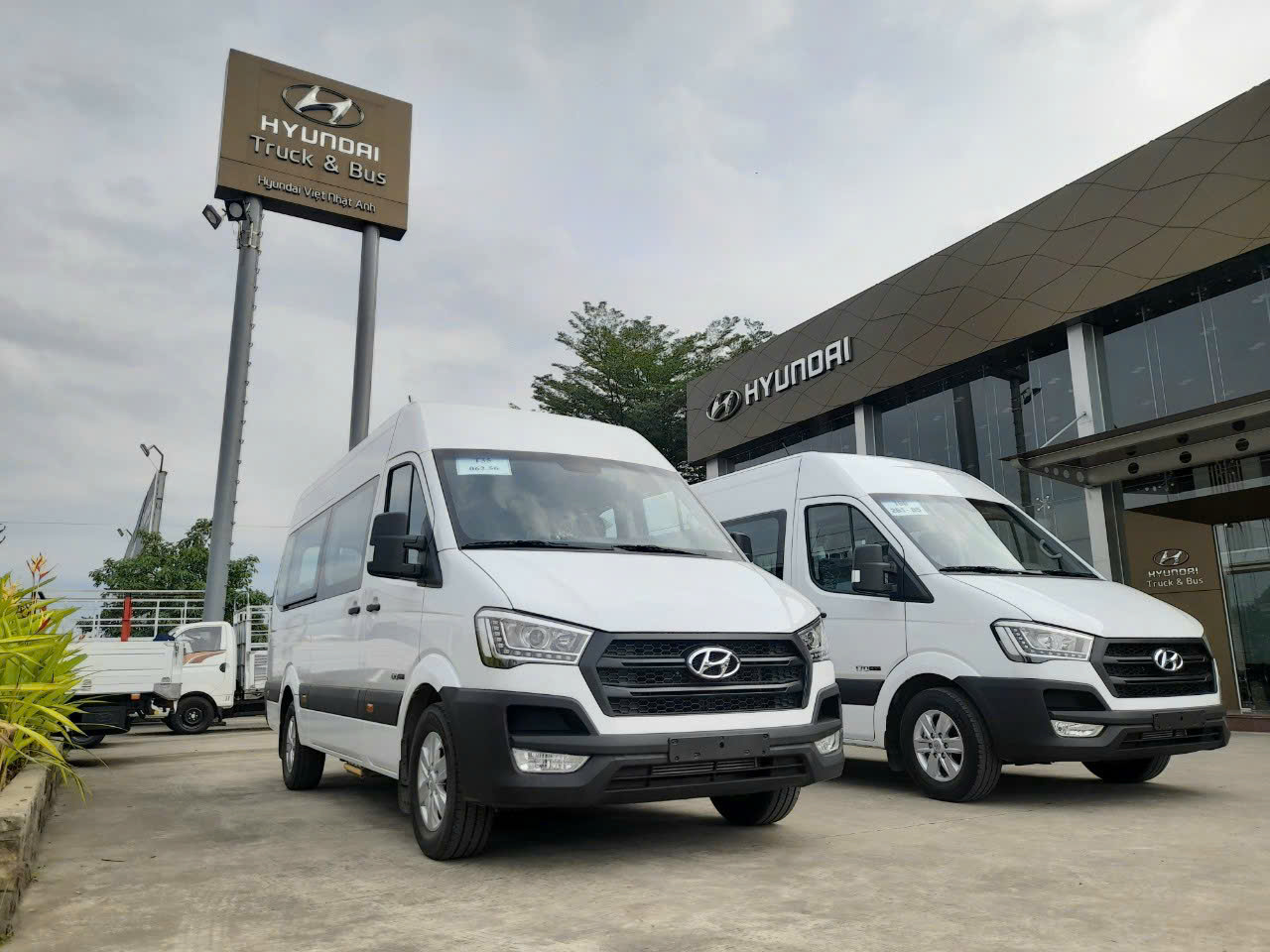 Xe du lịch Hyundai Solati minibus 16 chỗ