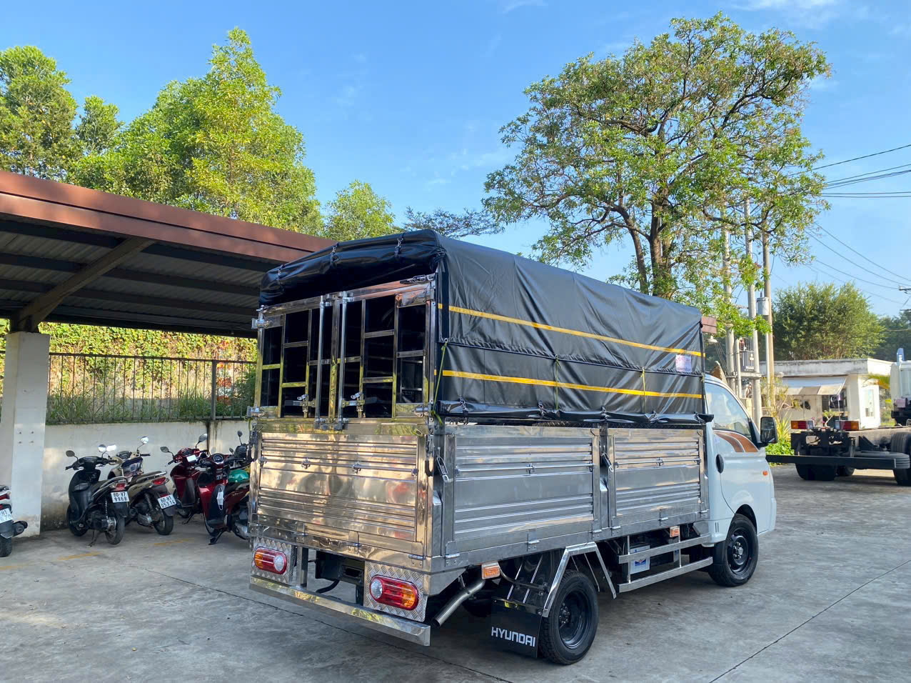 Giá bán xe tải thùng mui bạt