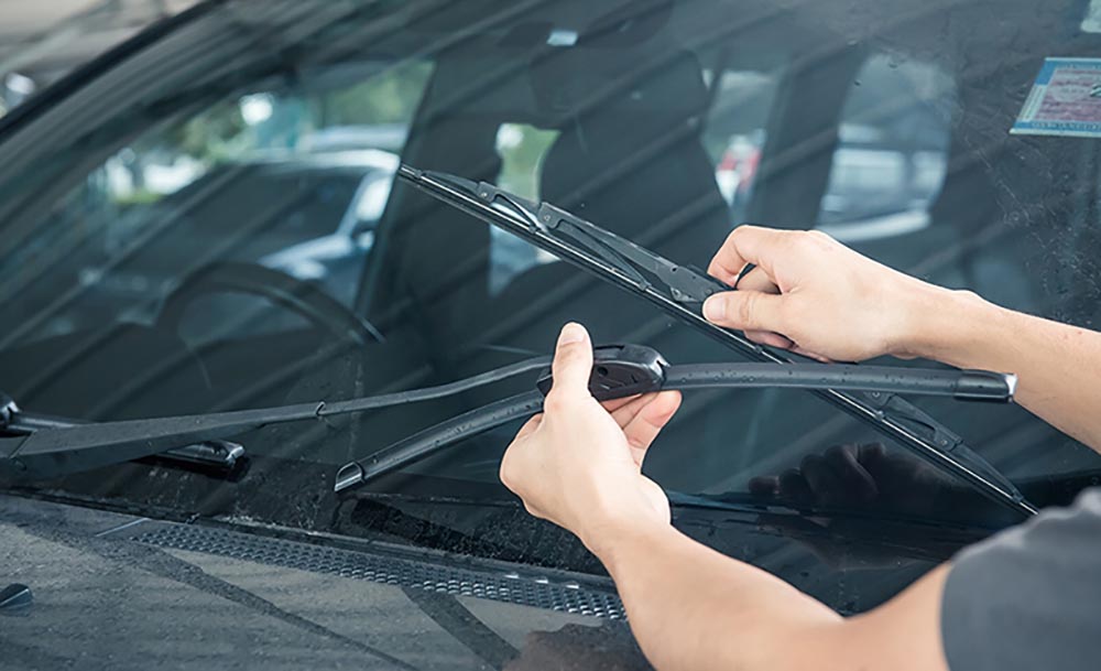Kiểm tra Kính chắn gió và gạt nước xe tải